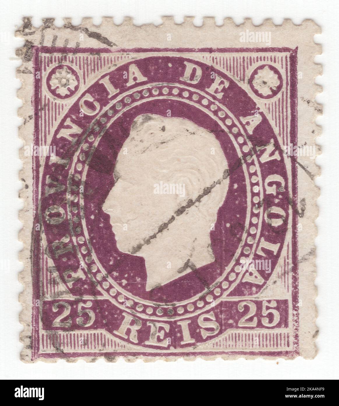 ANGOLA - 1886: Un francobollo rosso-violetto reis del 25 che mostra il ritratto di re Luis 'in rilievo'. Dom Luís i, noto come il popolare, fu membro della Casa regnante di Braganza, e re di Portogallo dal 1861 al 1889. Il secondo figlio della regina Maria II e la sua consorte, il re Ferdinando, aderì al trono alla morte del fratello maggiore re Pedro V. Foto Stock