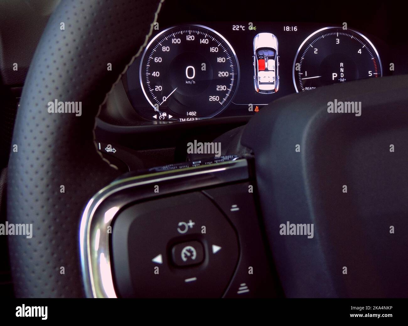 Cruscotto e pulsanti di comando del sistema di controllo della velocità di crociera sul volante Foto Stock