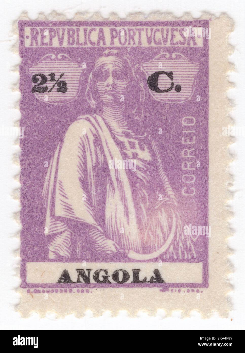 ANGOLA - 1914: Un francobollo viola chiaro di 2½ centavos che mostra Ceres, Dea dell'agricoltura, della fertilità, dei cereali, del raccolto, maternità, la terra, e coltivò raccolti. Nome e valore in nero. Chiave Ceres con iscrizione Angola Foto Stock