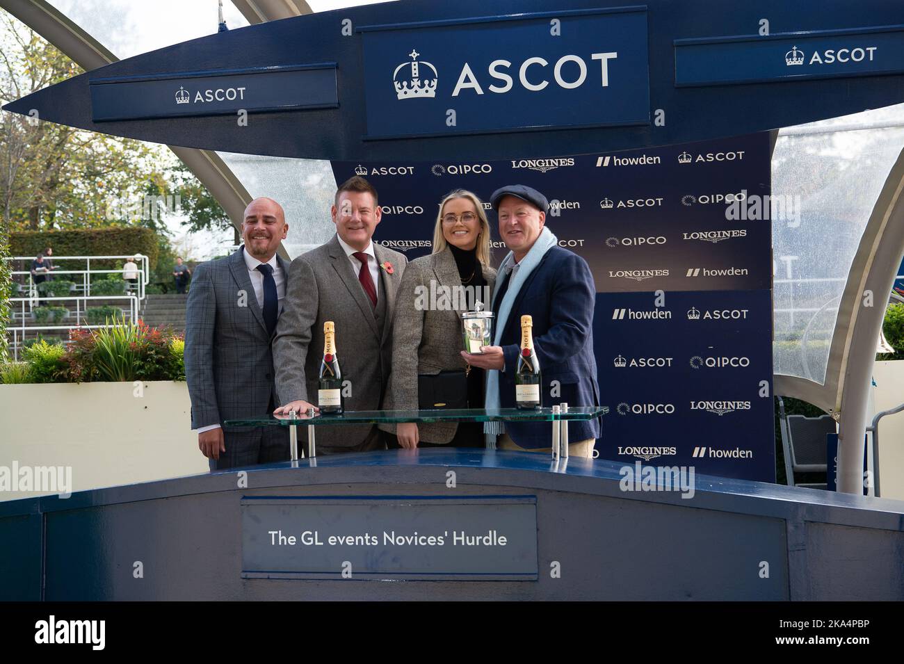 Ascot, Berkshire, Regno Unito. 29th ottobre 2022. La presentazione dei vincitori per il congedo di assenza a cavallo guidato dal jockey Tom Cannon vincitore della GL Events Novices'Huddle Race all'ippodromo di Ascot. Proprietario Richard e Carol Cheshire. Allenatore Chris Gordon, Winchester. Sponsor Equestrian Schencing and Timber Ltd e Goodwin Racing Ltd. Credito: Maureen McLean/Alamy Foto Stock