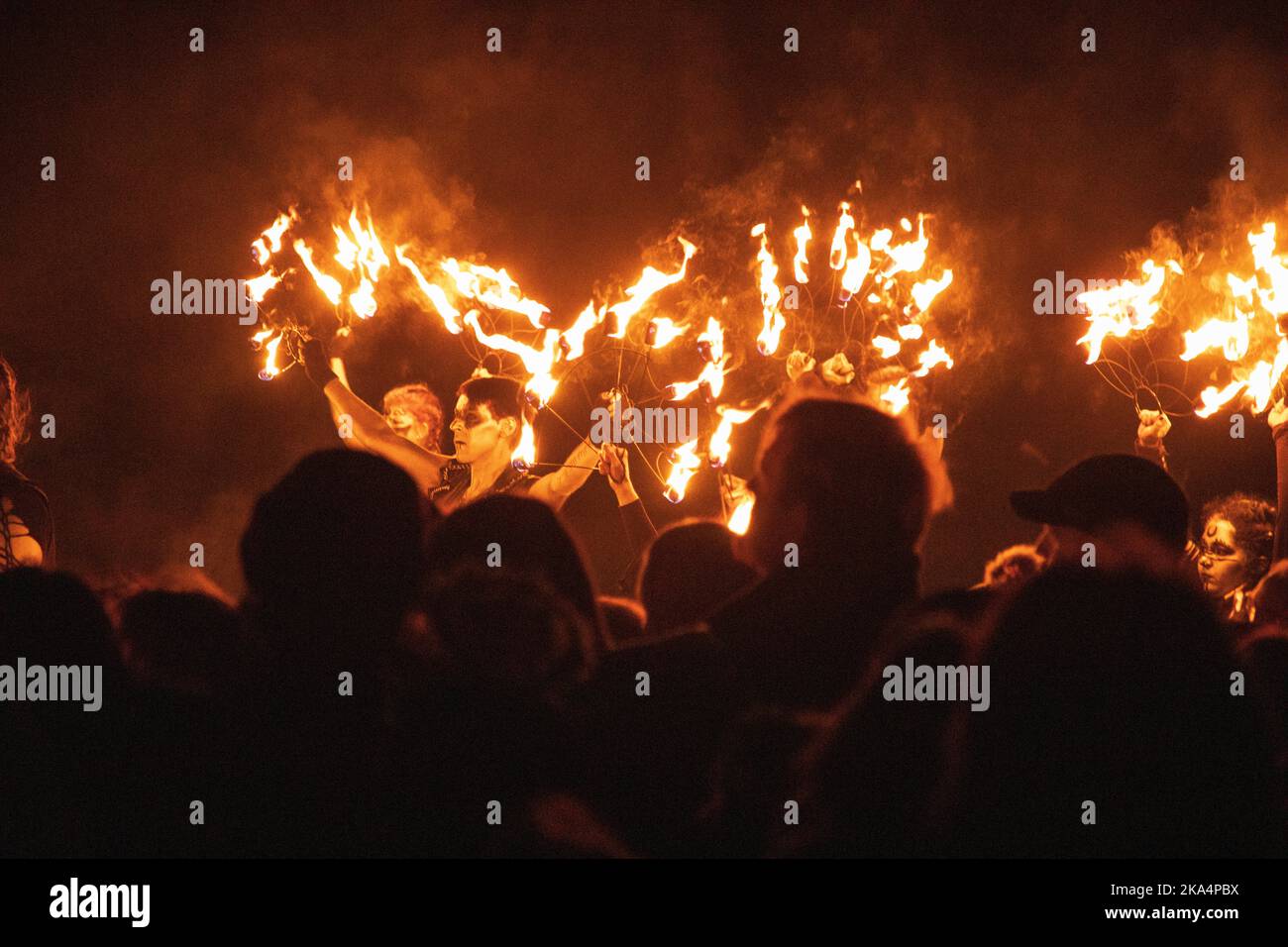 Holyrood Park, Edimburgo, Scozia, Regno Unito. 31st ottobre 2022. Il passaggio dall'estate all'inverno, il Samhuinn Fire Festival celebra l'arrivo del Capodanno celtico con un mix abbagliante di fuoco, tamburi, acrobazie e teatro. Credit: Arch White/alamy live news. Foto Stock