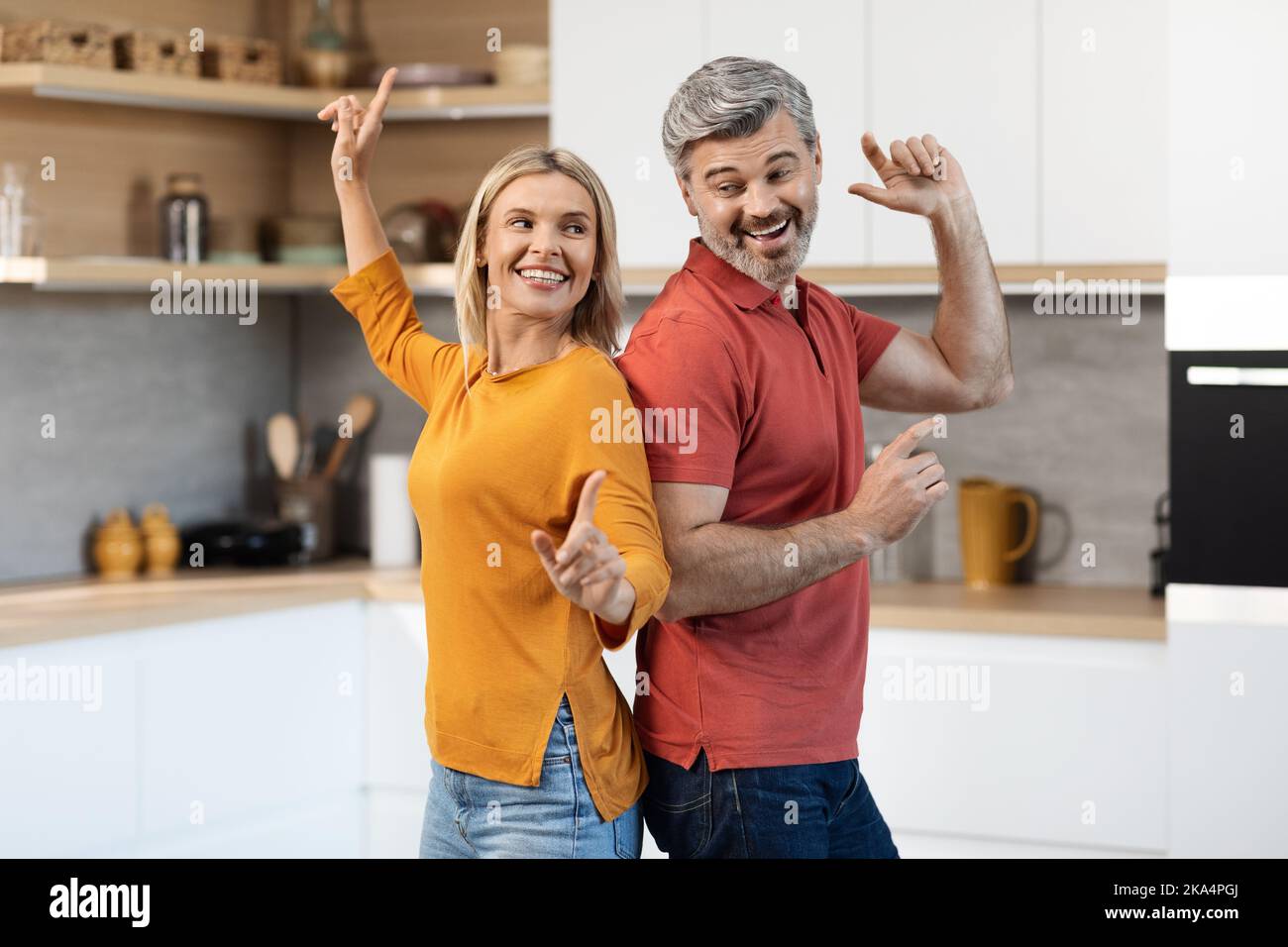 Gioiosa uomo e donna di mezza età che si divertono a casa Foto Stock