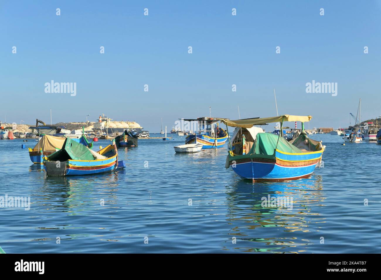 Tradizionali barche colorate di luzzu di pesca nel porto di Malta nel villaggio di Marsaxlokk. Foto Stock