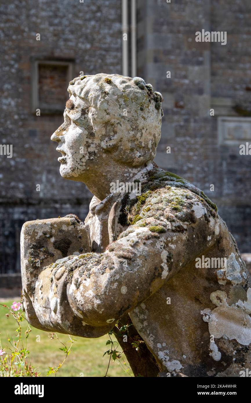 La statua di Morris nel giardino murato della casa di Abbotsford Foto Stock