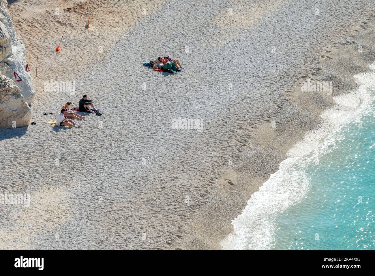 Porto Katsiki. Lefkada. Grecia-10.21.2022. Turisti che godono di sole di ottobre su questa bella spiaggia e acqua pulita. Foto Stock