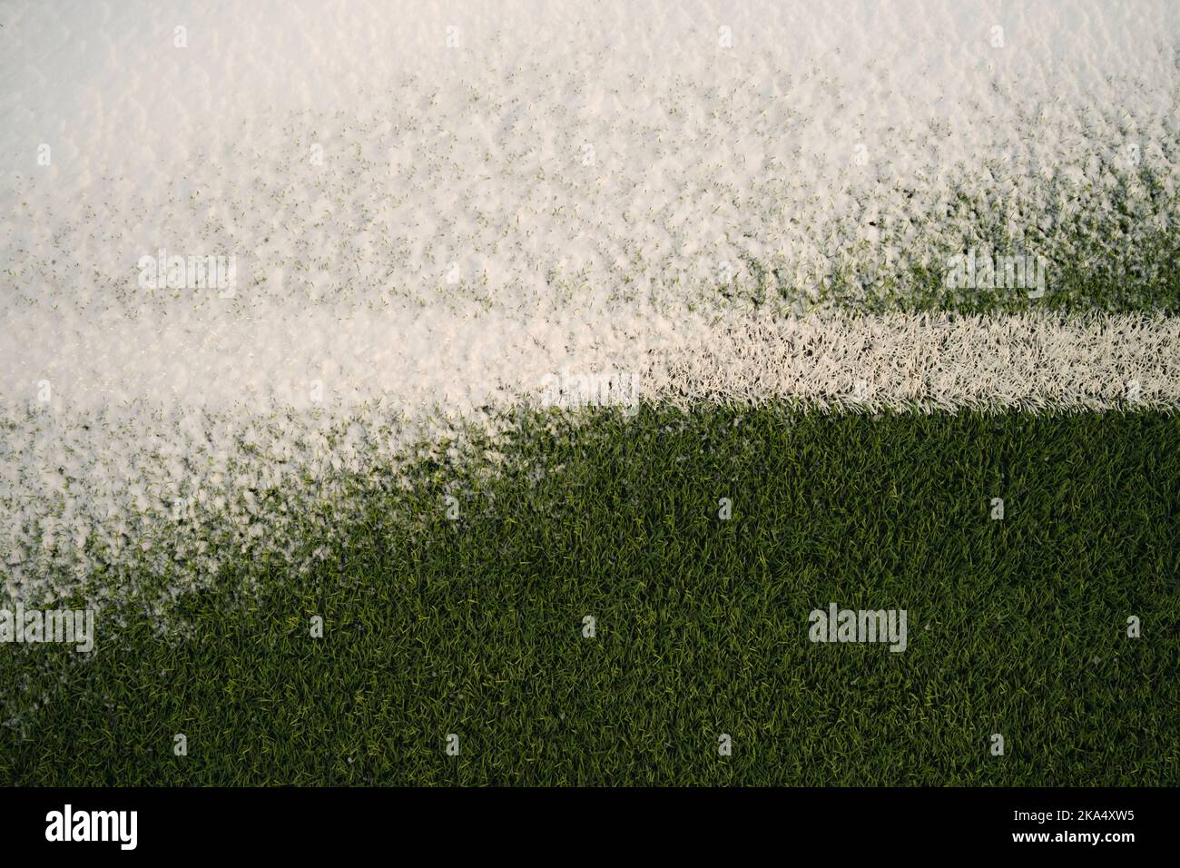Neve bianca sul campo da calcio verde Foto Stock