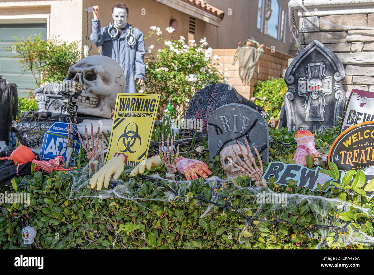 Oltre una dozzina di decorazioni di Halloween, tra cui un cranio, pietre tombali del mostro di Jason, una casa infestata da fantasmi e un assortimento di ghouls e goblin. Foto Stock