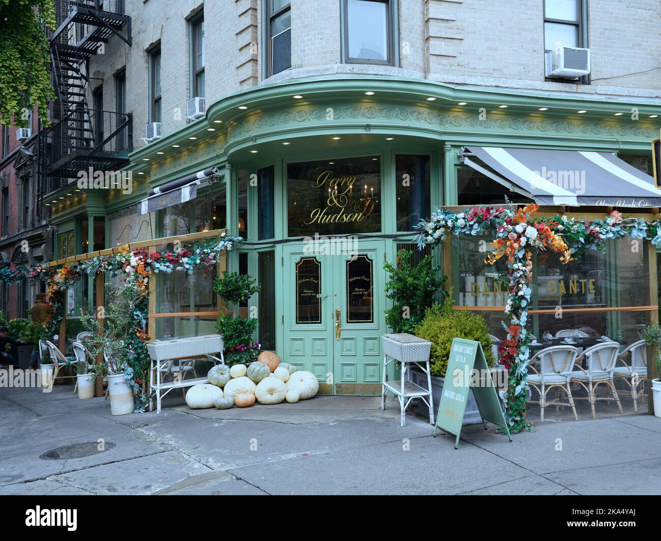 New York, NY - Ottobre 2022: L'area di Greenwich Village di Manhattan ha piccoli negozi indipendenti e ristoranti in vecchi edifici decorati Foto Stock