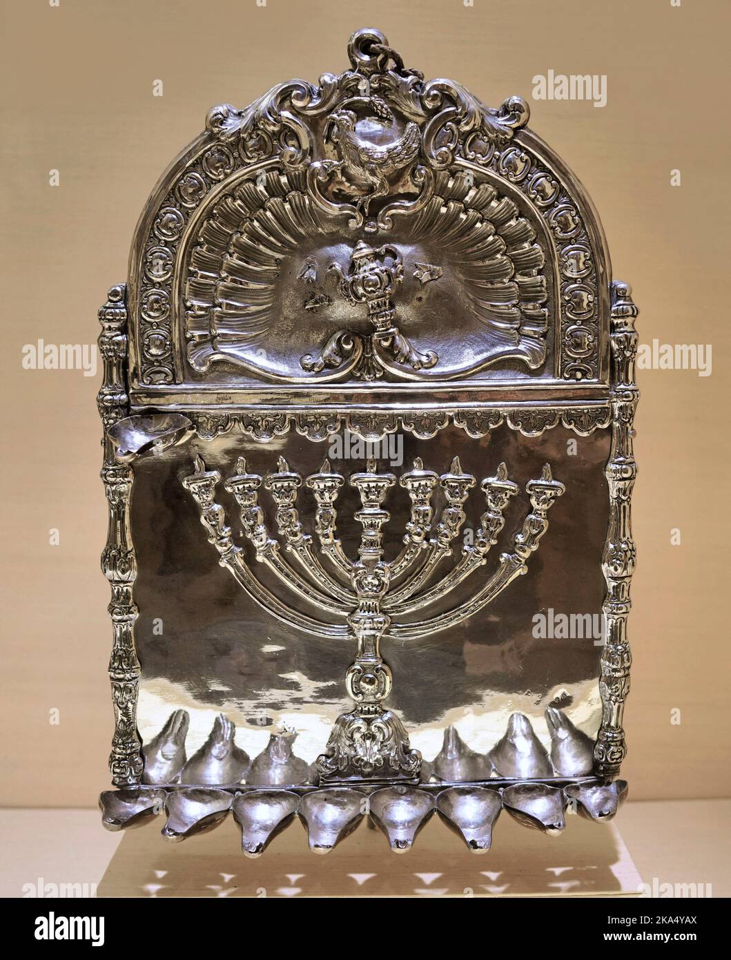 Antica lampada Hanukkah in argento, da Roma nel 1700s, nella collezione del Metropolitan Museum of Art Foto Stock
