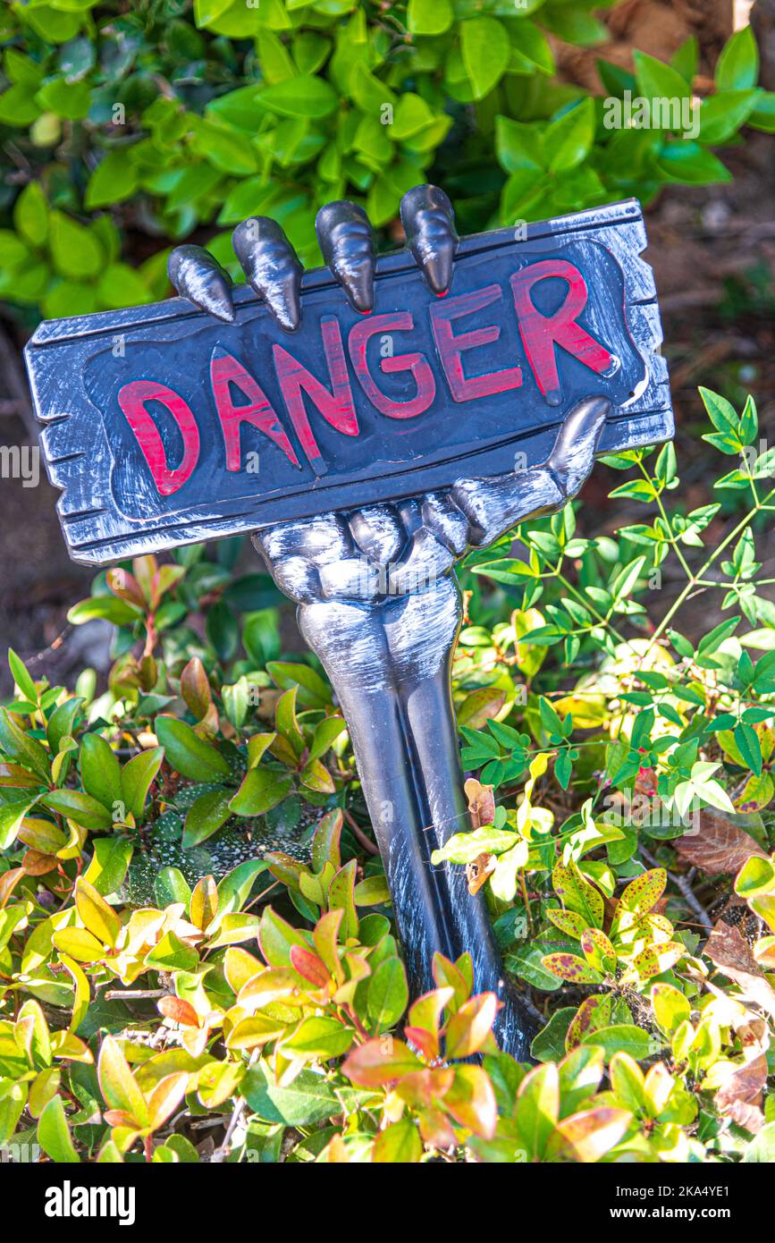 Un segno che dice, 'pericolo' in spaventoso, lettere rosse, decorazione di Halloween. Foto Stock