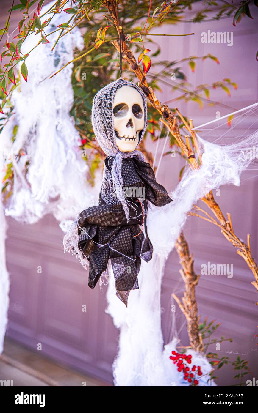 Un ghoul con una maschera cranio decorazione Halloween. Foto Stock