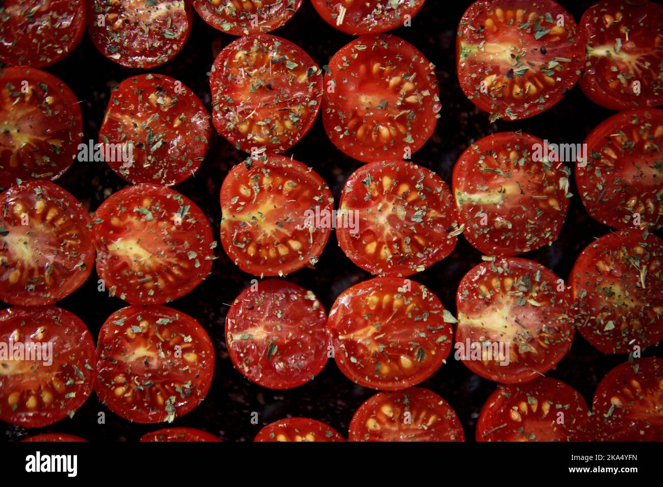Vista aerea di file di pomodori secchi preparati a casa Foto Stock