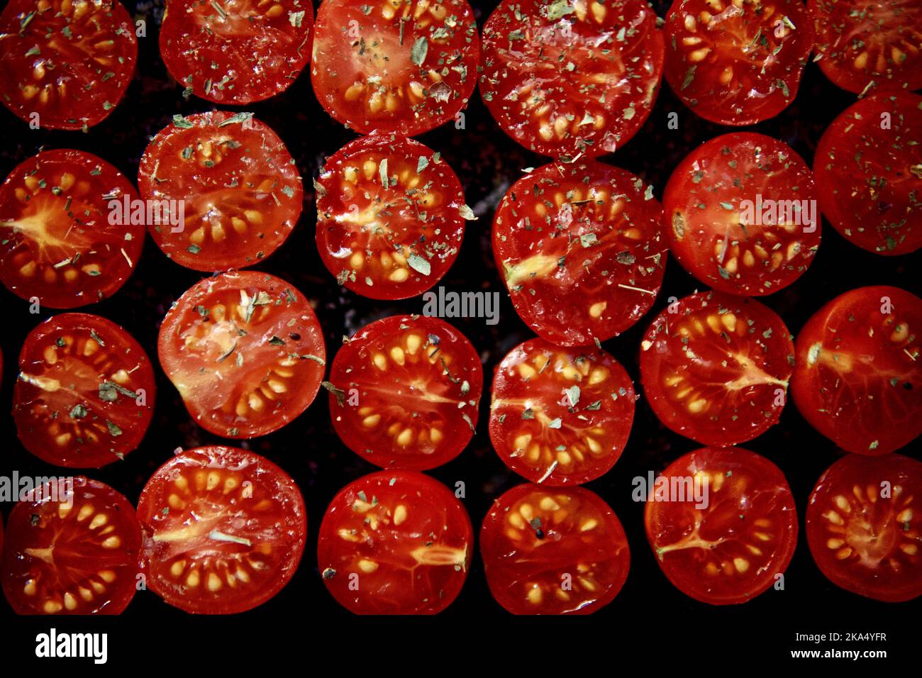 Vista aerea di file di pomodori secchi preparati a casa Foto Stock