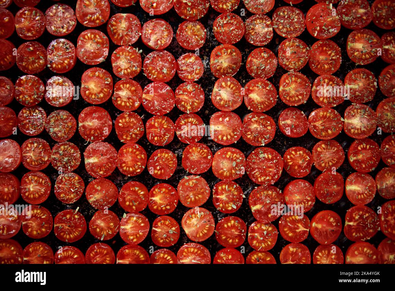 Vista aerea di file di pomodori secchi preparati a casa Foto Stock