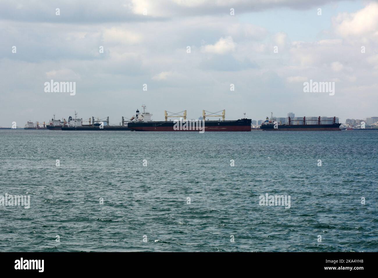 Navi mercantili di grano destinate all'Ucraina e alla Russia attendono l'ingresso nel Mare di Marmara, all'estremità meridionale dello stretto del Bosforo, in Turchia. Foto Stock