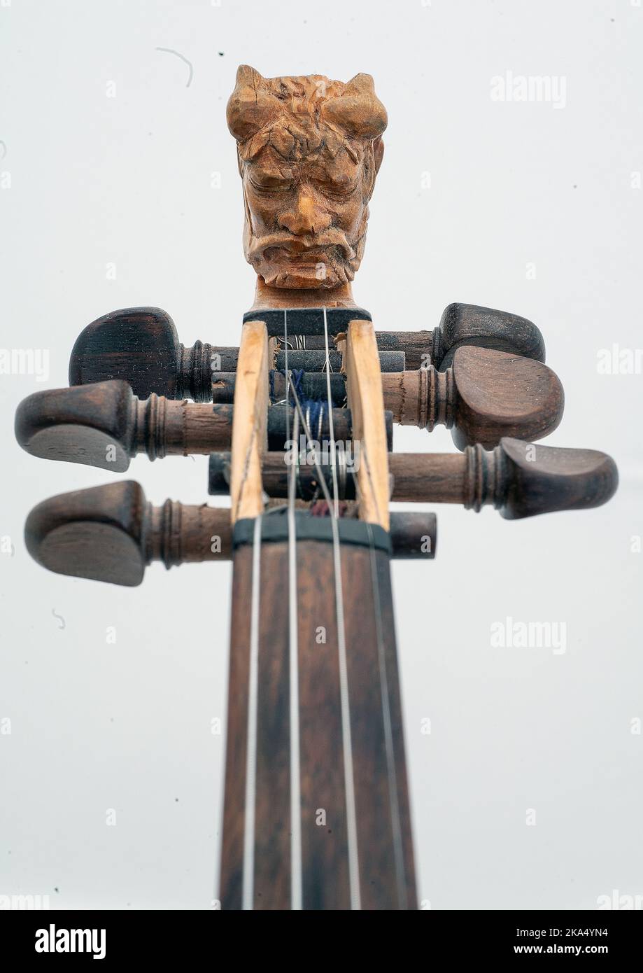 Rotolo di violino - scolpito nella forma di una testa di diavoli, con sei corde. Foto Stock