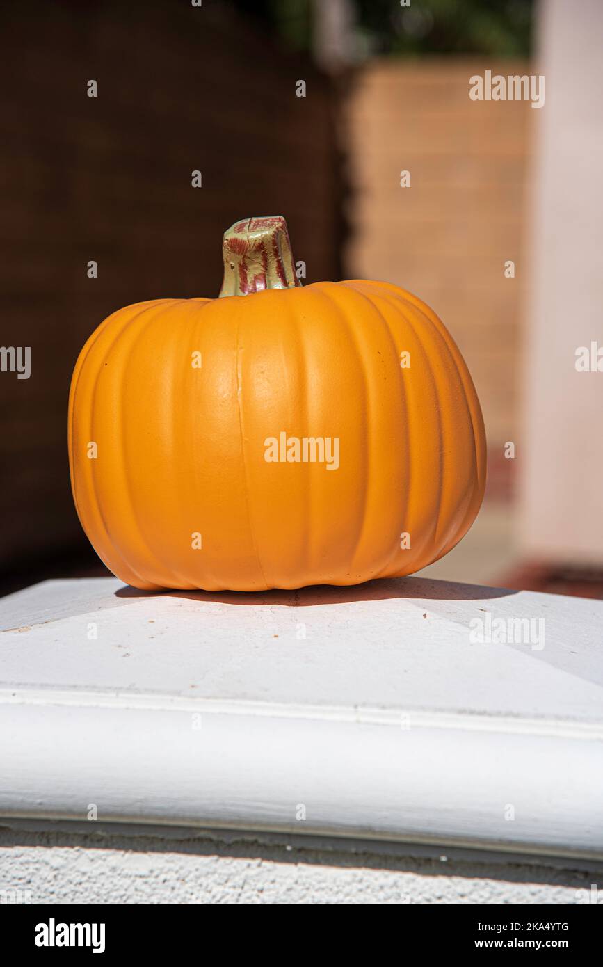 Decorazione di Halloween di una piccola zucca all'ingresso di una casa. Foto Stock