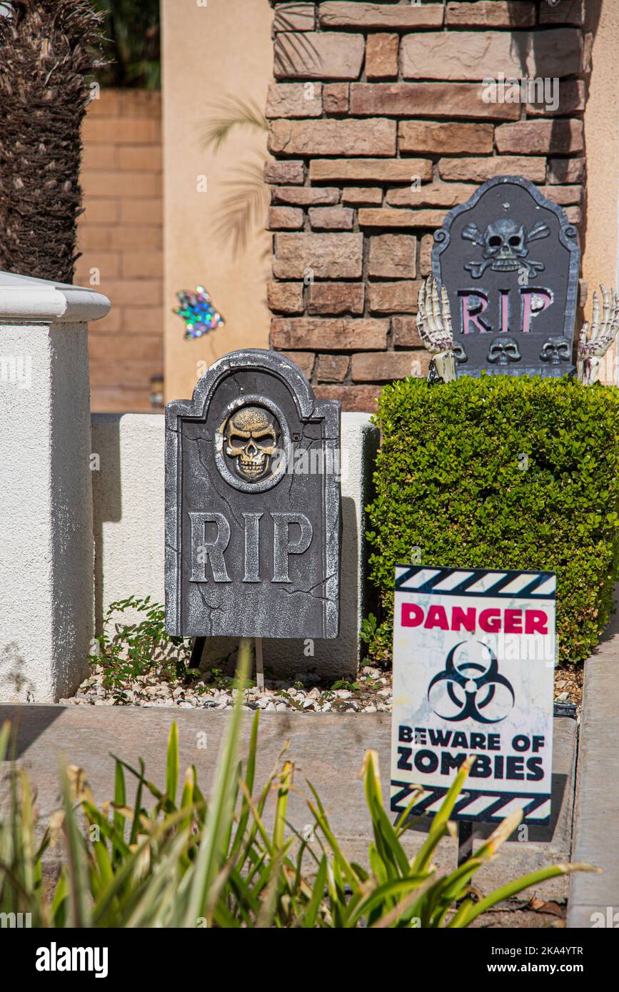 Decorazioni di Halloween fuori di una casa a Placentia, California. Foto Stock