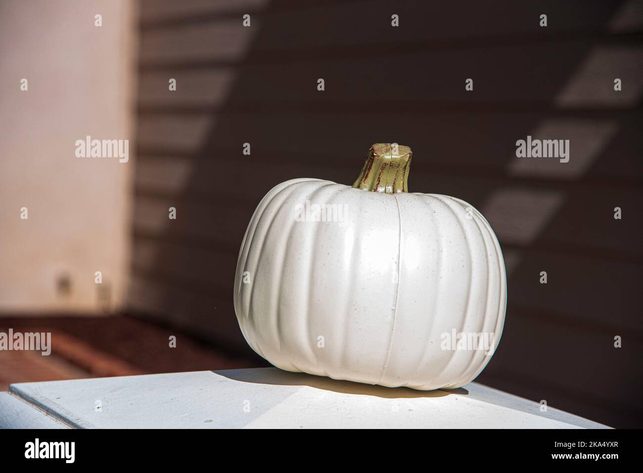 Una decorazione di Halloween di zucca bianca. Foto Stock