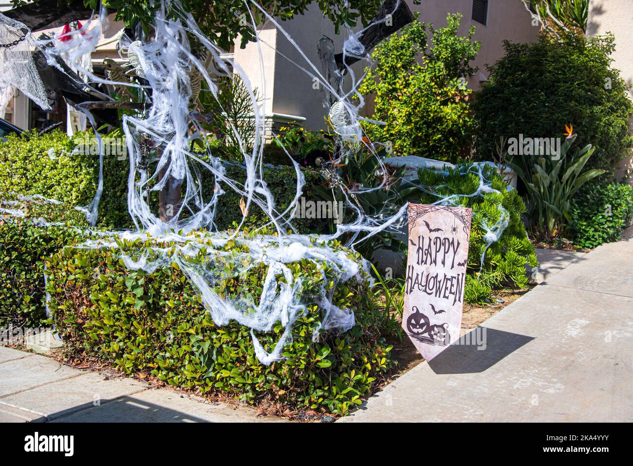 Fake ragno web e tombstone Halloween decorazioni. Foto Stock
