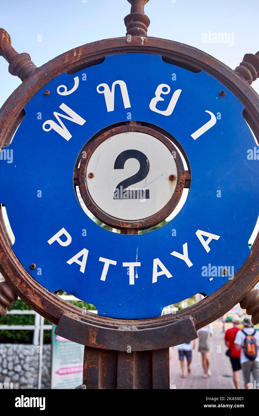 Cartello con il nome della città sul lungomare di Pattaya, Thailandia Foto Stock