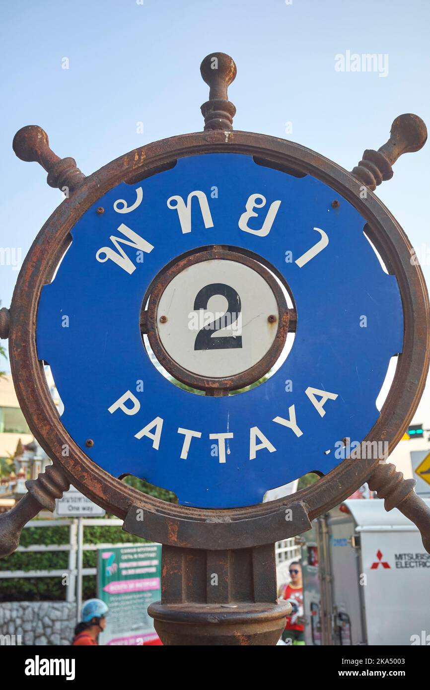 Cartello con il nome della città sul lungomare di Pattaya, Thailandia Foto Stock
