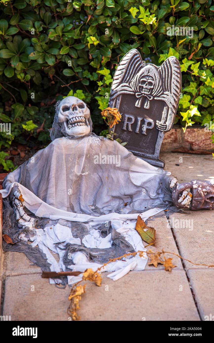 Un fantasma cranio e lapide con un RIP design, decorazioni di Halloween. Foto Stock