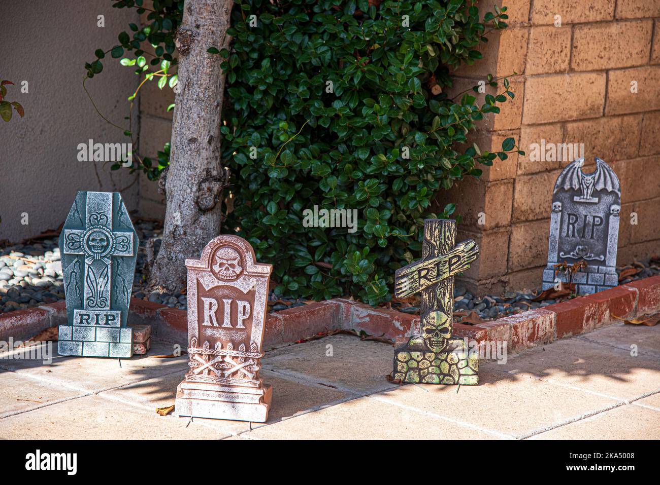 Un raggruppamento di quattro decorazioni di Halloween in pietra tombale. Foto Stock