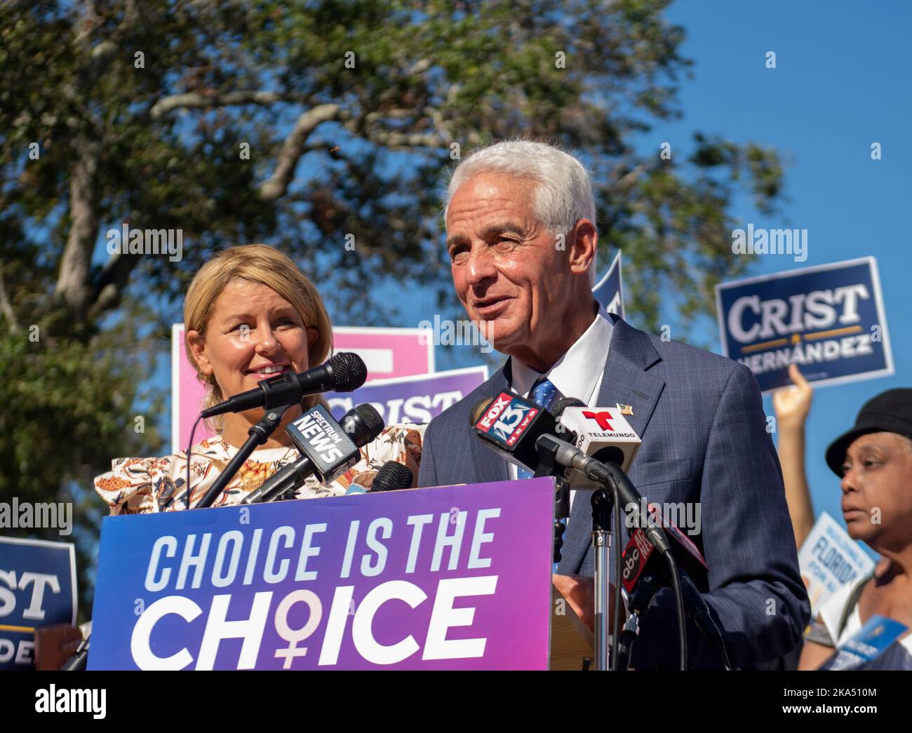 San Pietroburgo, Florida, Stati Uniti. 31st Ott 2022. 31 ottobre 2022, San Pietroburgo, Florida: Candidato democratico alla gubernatorial per la Florida, Charlie Crist, tiene una conferenza stampa prima di votare presto nella sua città natale di San Pietroburgo, dove ha condannato il repubblicano in carica Gov. Rifiuto di Ron DeSantis di condannare i commenti antisemiti mostrati durante una partita di calcio all'università a cui DeSantis ha partecipato durante il fine settimana. (Credit Image: © Dominic Gwinn/ZUMA Press Wire) Foto Stock