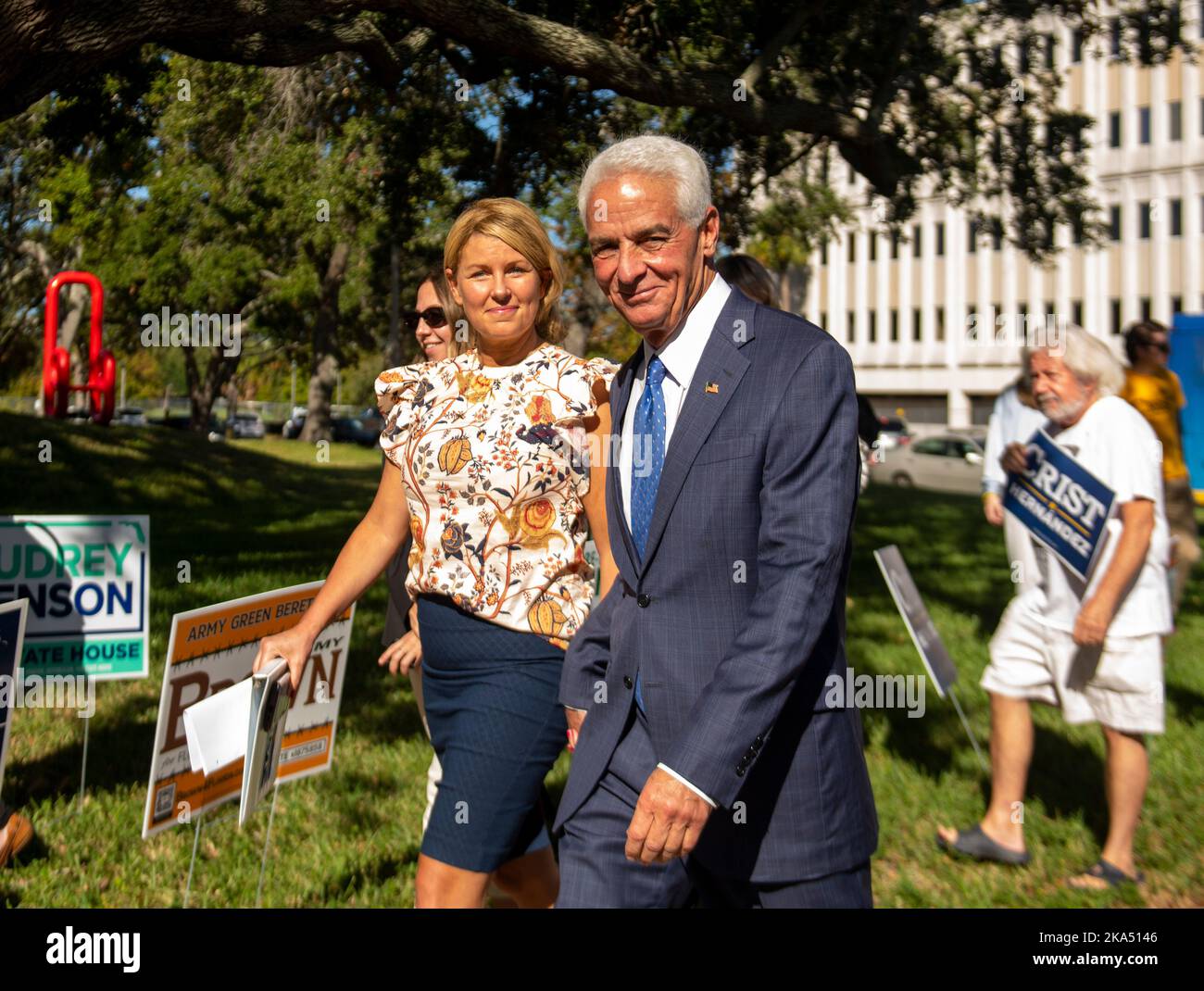 San Pietroburgo, Florida, Stati Uniti. 31st Ott 2022. 31 ottobre 2022, San Pietroburgo, Florida: Candidato democratico gubernatorial per la Florida, Charlie Crist, destra, e il suo fidanzato, Chelsea Grimes, A sinistra, cammina fino a un luogo di voto per votare presto nella città natale del Cristo di San Pietroburgo. (Credit Image: © Dominic Gwinn/ZUMA Press Wire) Foto Stock