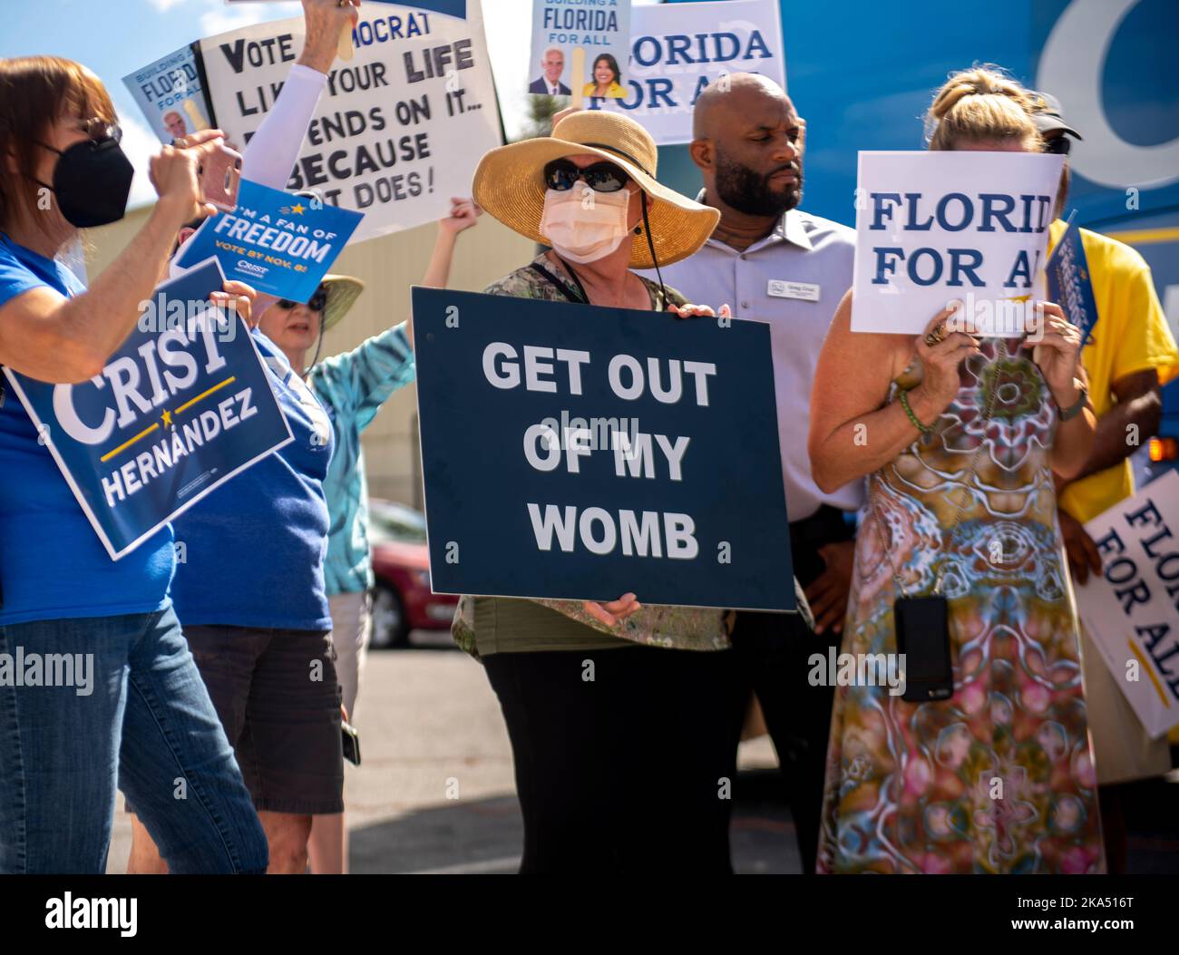 Sarasota, Florida, Stati Uniti. 31st Ott 2022. Una donna ha un segno che dice, ''uscire dal mio grembo, '' ad un rally per il democratico candidato del gubernatorial Crist. (Credit Image: © Dominic Gwinn/ZUMA Press Wire) Foto Stock