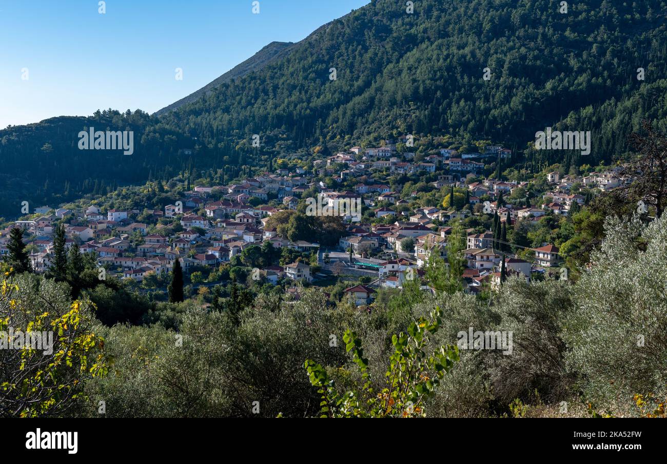 Una vista di Karya. Un villaggio di montagna nell'isola di Lefkada, in Grecia, conosciuto per i suoi tradizionali artigiani greci di tessitura e lavorazione a maglia che lo hanno reso popolare Foto Stock