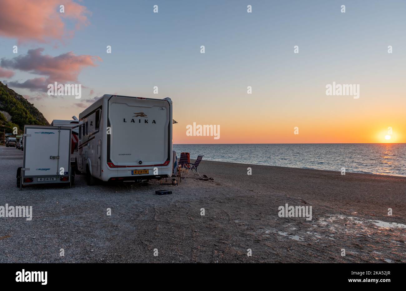 Isola di Lefkada. Grecia-10.17.2022. Camper sulla spiaggia di Kathisma con una splendida vista sul tramonto. Foto Stock
