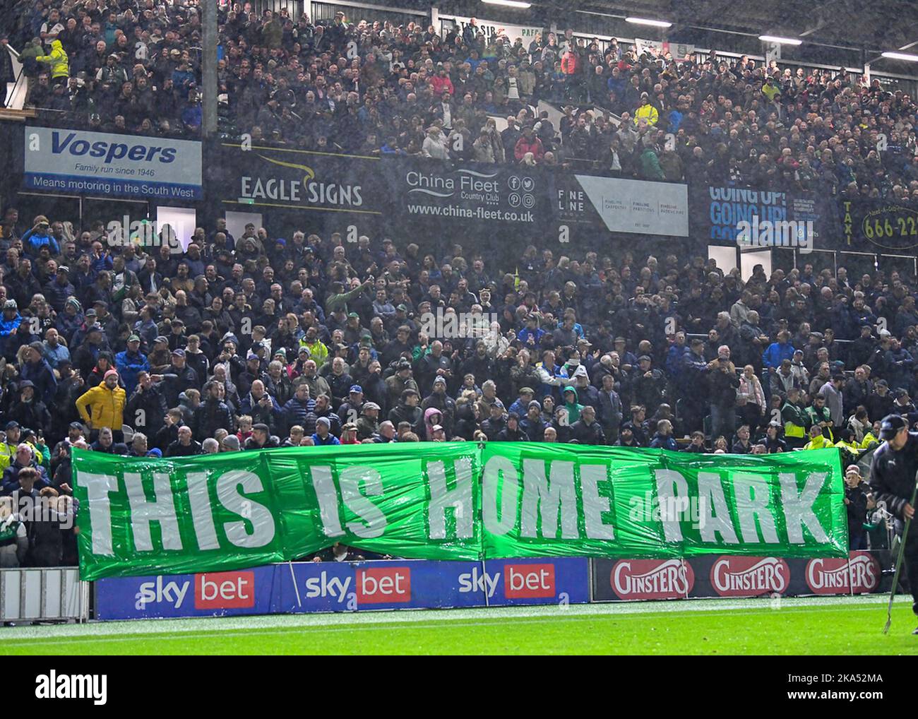 Plymouth, Regno Unito. 31st Ott 2022. Plymouth Argyle con grande banner durante la partita della Sky Bet League 1 Plymouth Argyle vs Exeter City a Home Park, Plymouth, Regno Unito, 31st ottobre 2022 (Foto di Stanley Kasala/News Images) a Plymouth, Regno Unito il 10/31/2022. (Foto di Stanley Kasala/News Images/Sipa USA) Credit: Sipa USA/Alamy Live News Foto Stock