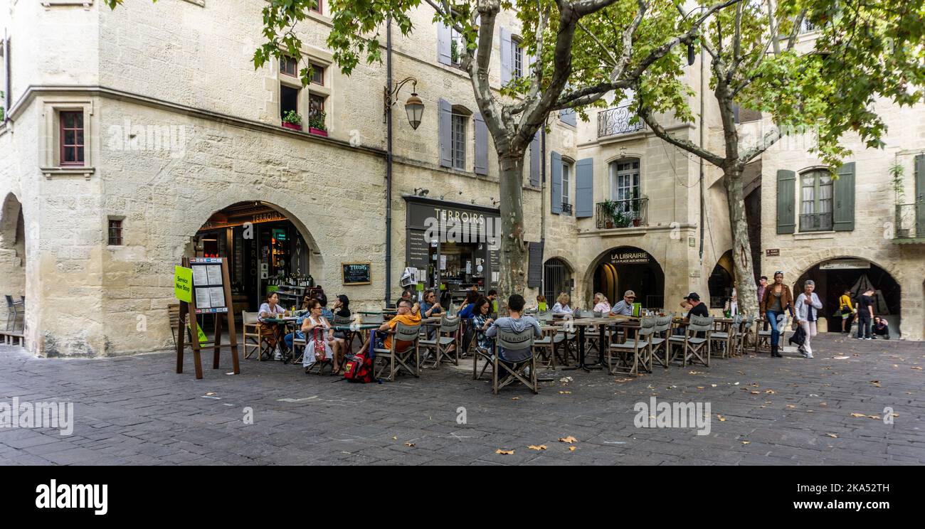 Persone che cenano fuori nel centro di Uzes, Francia. Foto Stock