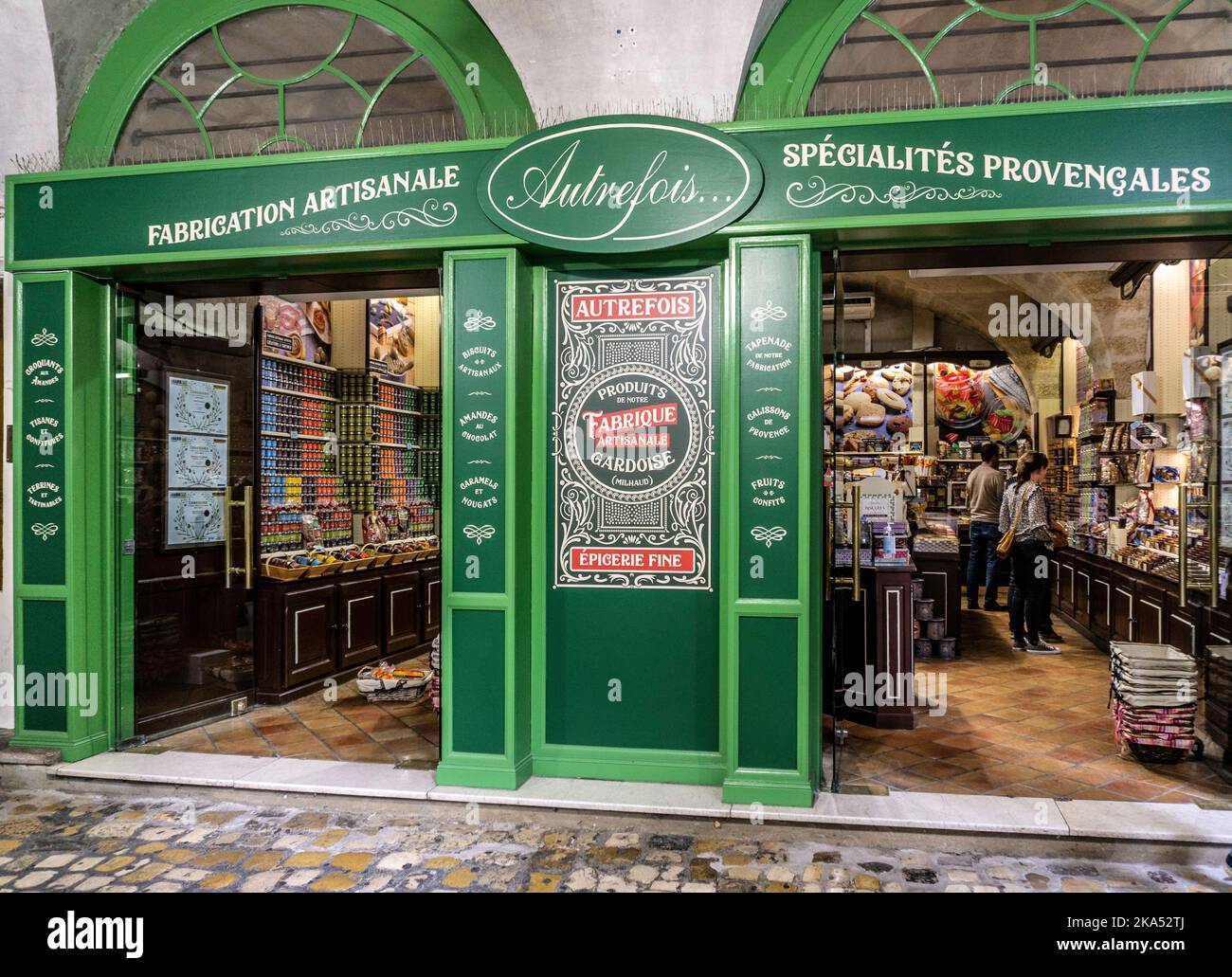 Boutique Autrefois, Uzes, Francia. Un negozio di alimentari gourmet. Foto Stock