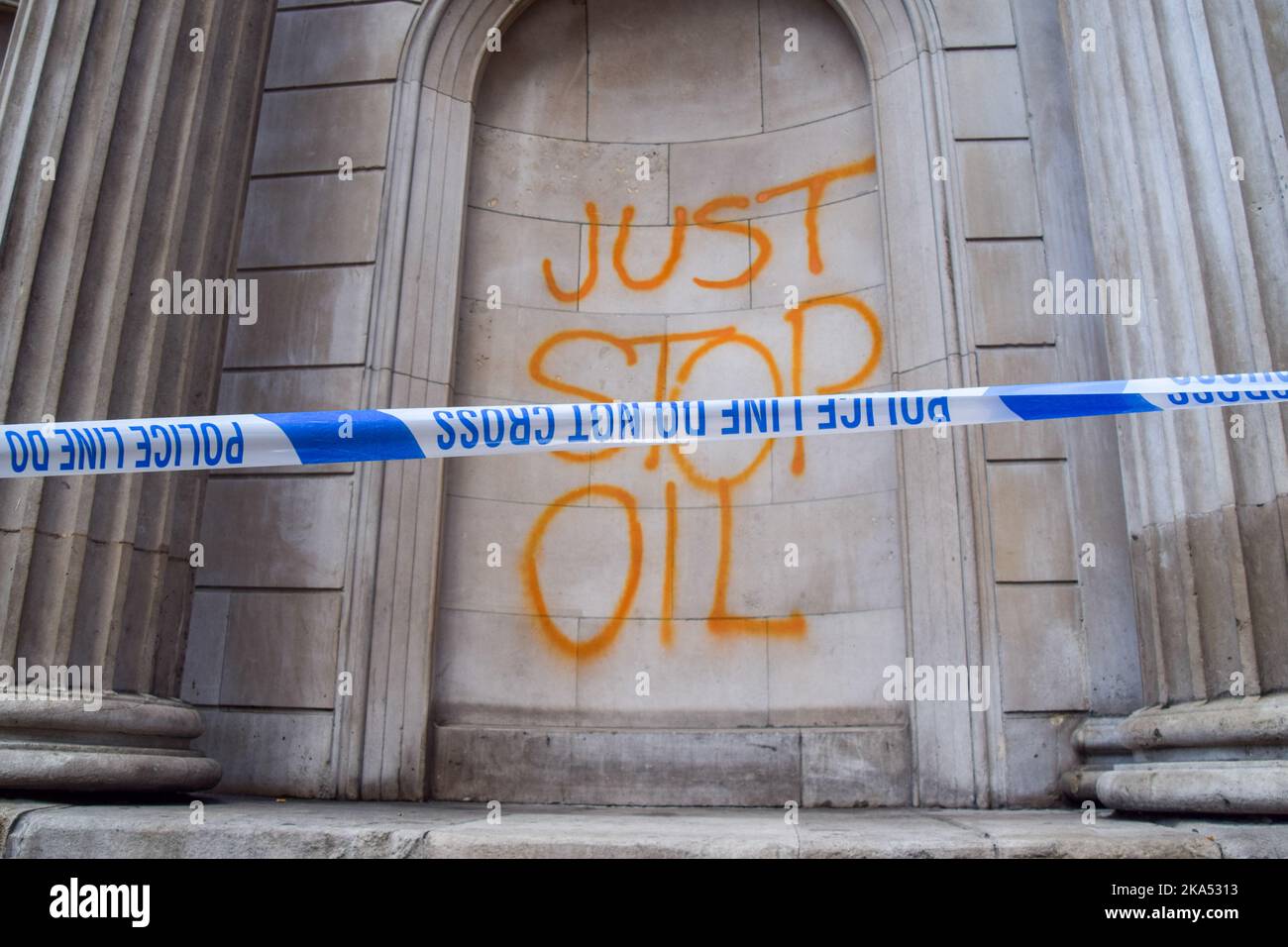 Londra, Inghilterra, Regno Unito. 31st Ott 2022. Basta che gli attivisti di Stop Oil spruzzassero vernice arancione sulla Banca d’Inghilterra e dipingessero la facciata con messaggi mentre continuano le proteste chiedendo al governo di smettere di rilasciare nuove licenze per i combustibili fossili. (Credit Image: © Vuk Valcic/ZUMA Press Wire) Foto Stock