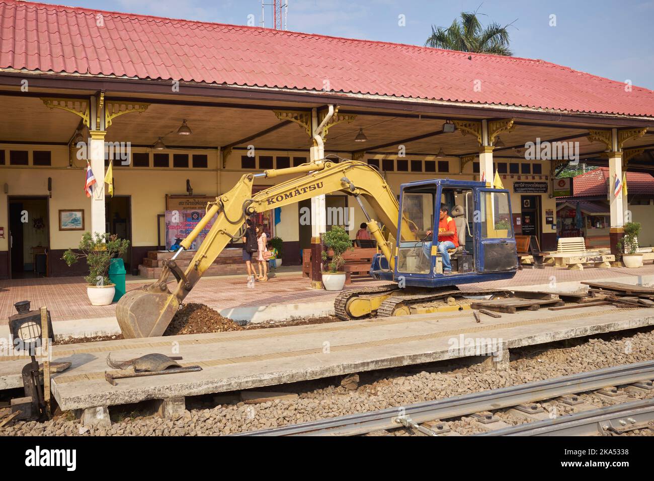 Lavori di costruzione alla stazione ferroviaria di Ayutthaya Thailandia Foto Stock