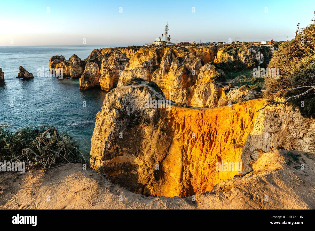Scogliere dorate costiere all'alba a Ponta da Piedade vicino Lagos, Portugal.spettacolari formazioni rocciose con grotte, grotte e archi di mare.Summer Foto Stock
