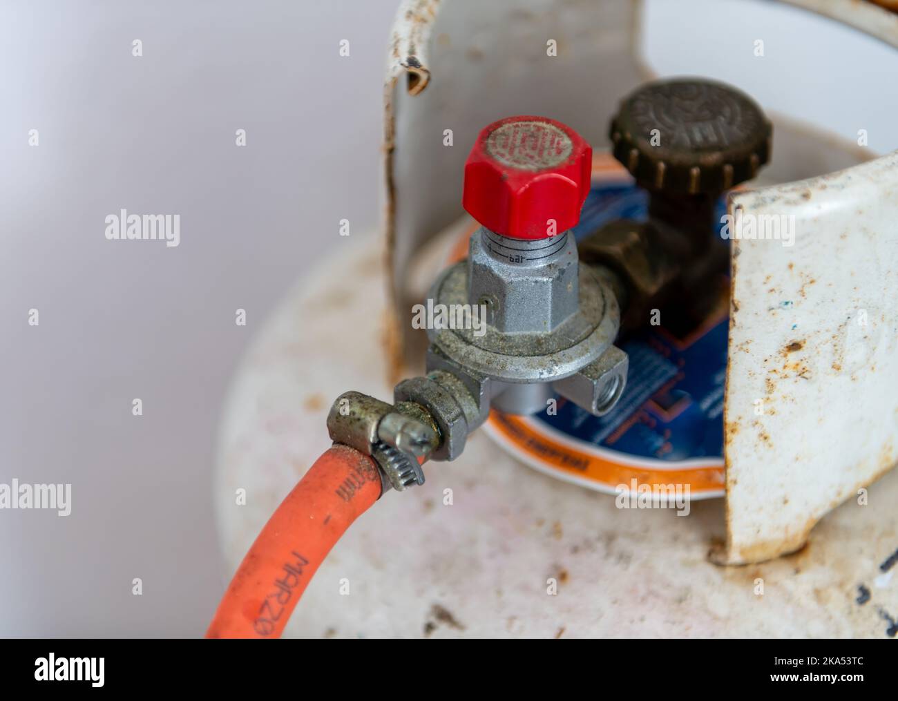 Primo piano di una bottiglia di gas di petrolio liquefatto con un tubo collegato. Foto Stock