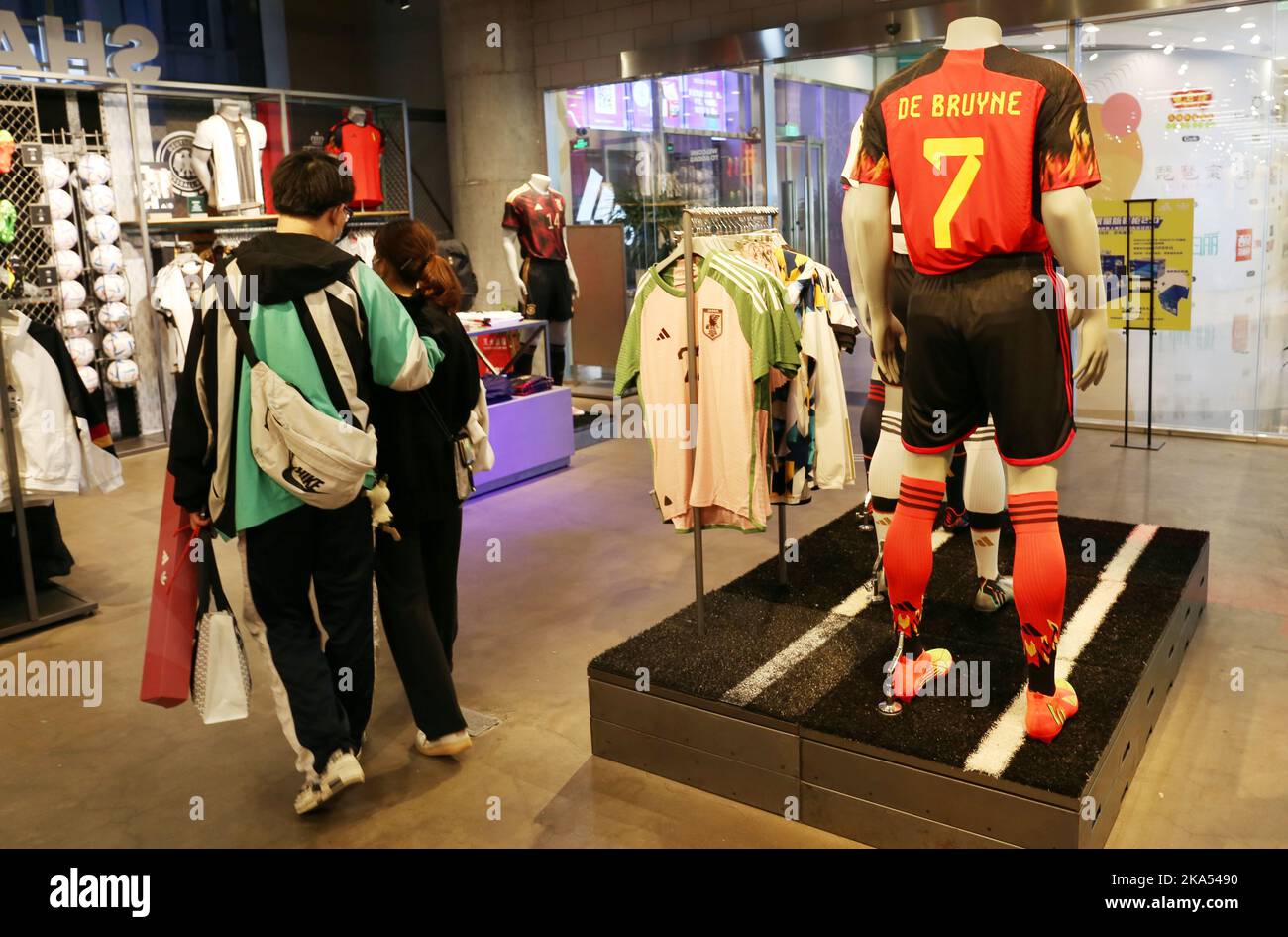 SHANGHAI, CINA - 29 OTTOBRE 2022 - le maglie ufficiali della Coppa del mondo del Qatar del 2022 e le palle da calcio sono esposte presso il negozio di punta Adidas di Shanghai, CH Foto Stock