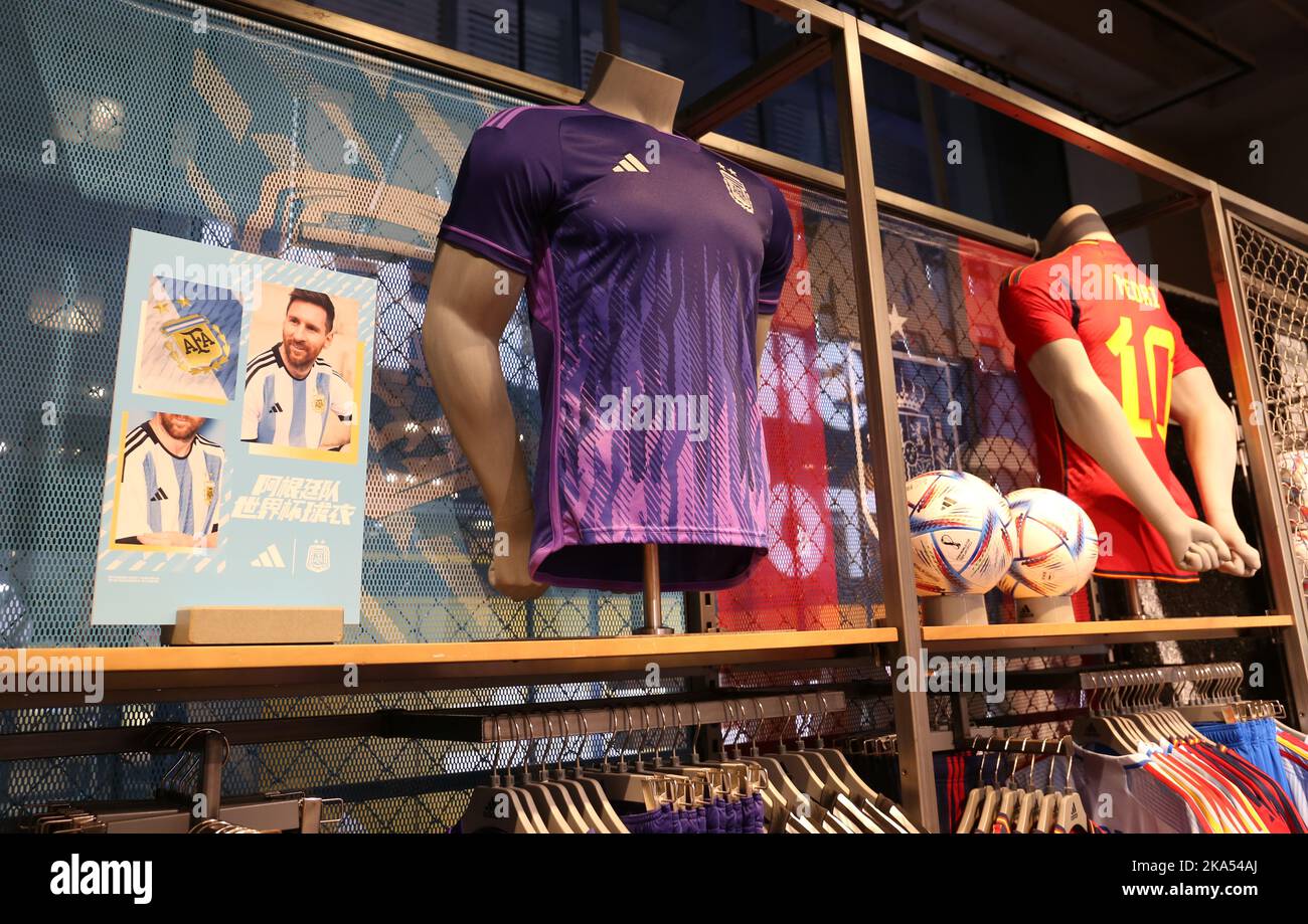 SHANGHAI, CINA - 29 OTTOBRE 2022 - le maglie ufficiali della Coppa del mondo del Qatar del 2022 e le palle da calcio sono esposte presso il negozio di punta Adidas di Shanghai, CH Foto Stock