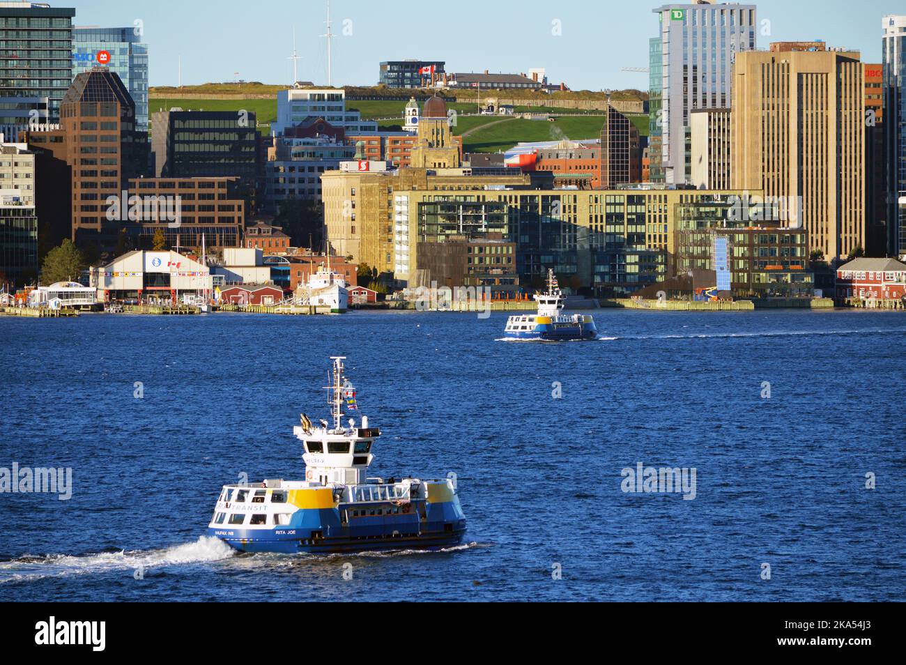 Vista sul lungomare del centro di Halifax, incluso il nuovo Queen's Marque Development, 2022 Foto Stock