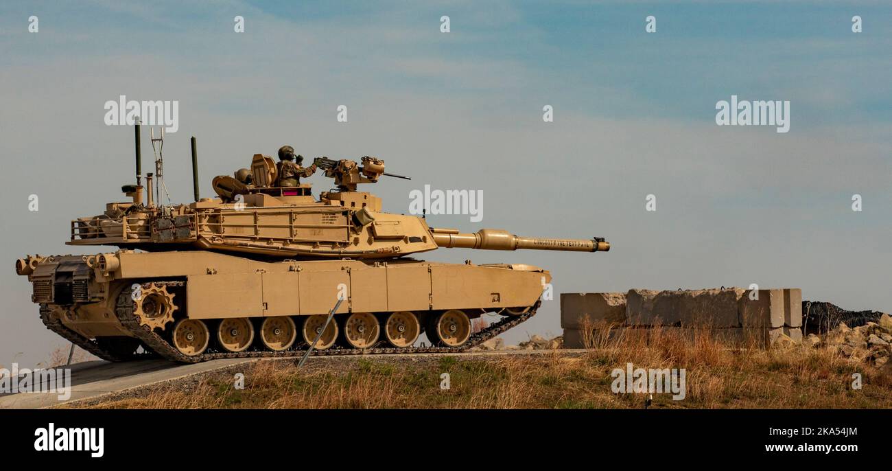 Un carro armato M1A2 Abrams, gestito da soldati con il battaglione 1st, il reggimento armato 63rd, la squadra di combattimento della Brigata blindata 2nd, la divisione di fanteria 1st, si prepara a sparare a Fort Riley, Kansas, il 19 ottobre 2022. I soldati che presero il carro armato erano alla gamma per condurre i tavoli di qualificazione di armi da fuoco. (STATI UNITI Foto dell'esercito di PFC. Joshua Holladay) Foto Stock