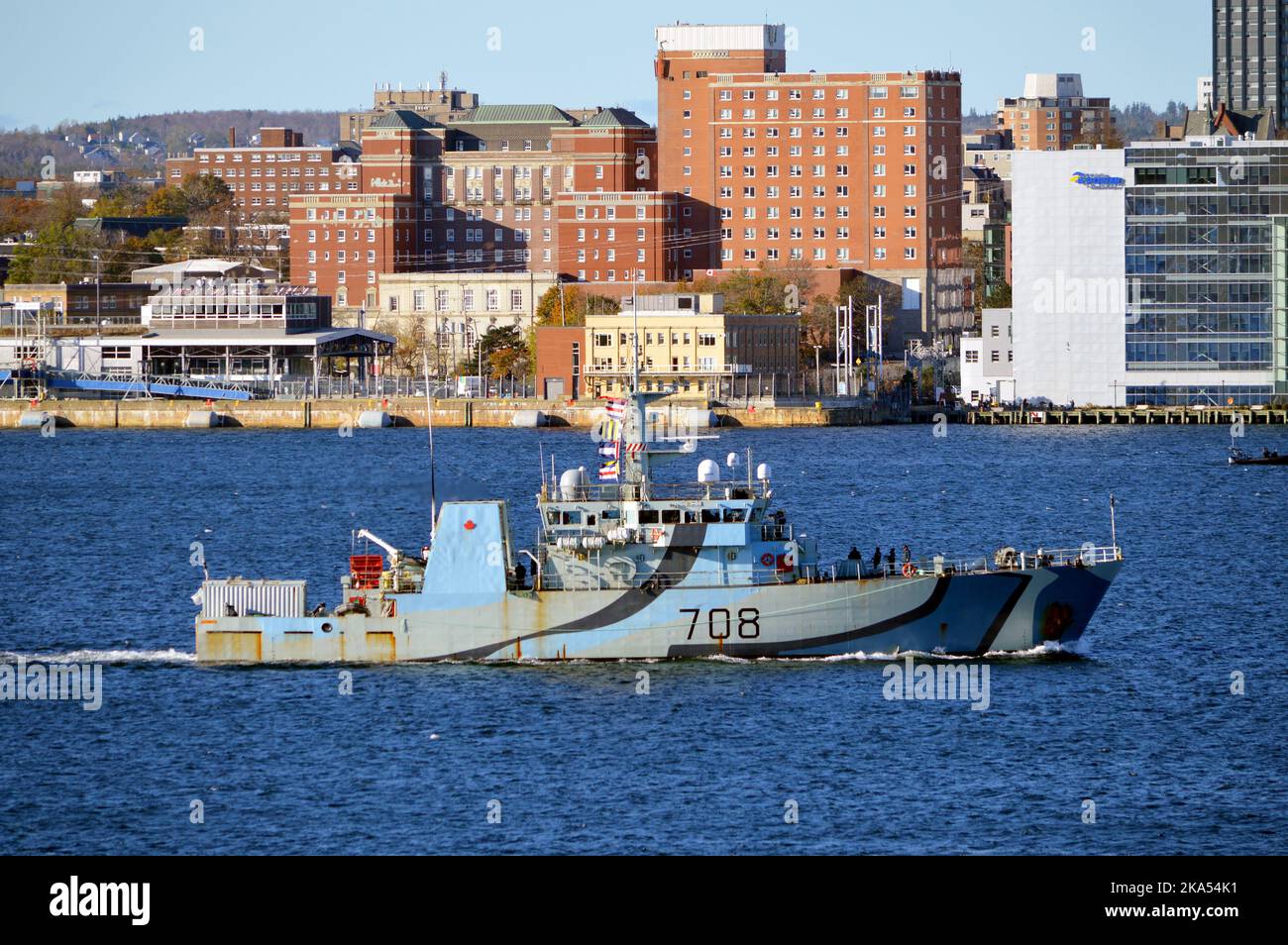 HMCS Moncton (MM 708), nave di difesa costiera che naviga oltre l'hotel Westin Nova Scotian a Halifax Harbour, Nova Scotia, Canada (ottobre 2022) Foto Stock