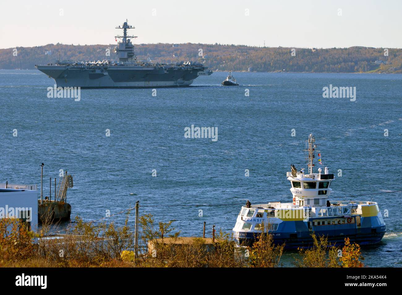 La portaerei americana USS Gerald R. Ford (CVN-78), la più grande al mondo, durante la sua prima visita al porto d'oltremare a Halifax, Nuova Scozia, Canada (2022) Foto Stock