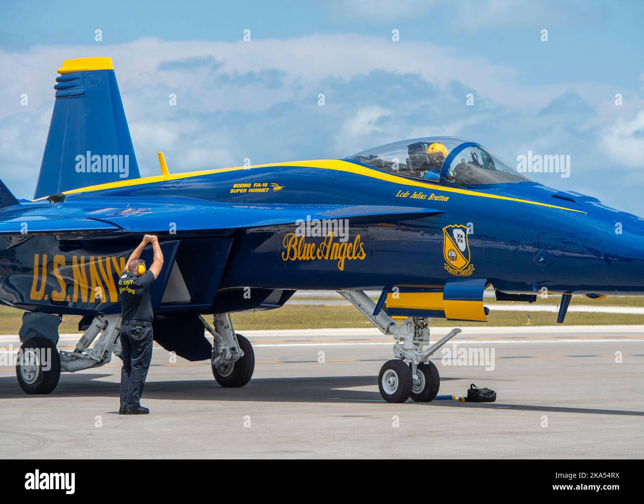 VERO BEACH, Florida (28 aprile 2022) Aviation Support Equipment Technition 1st Class Trevor Neuroth, assegnato al Navy Flight Demonstration Squadron, The Blue Angels, segnala al suo pilota di innestare i freni del velivolo durante il vero Beach Air Show. I Blue Angels effettuano dimostrazioni di volo in 32 sedi in tutto il paese per mostrare al pubblico americano l'orgoglio e la professionalità della Marina militare e del corpo dei Marine. (STATI UNITI Foto Navy di MC1 Cody Deccio/rilasciato) Foto Stock