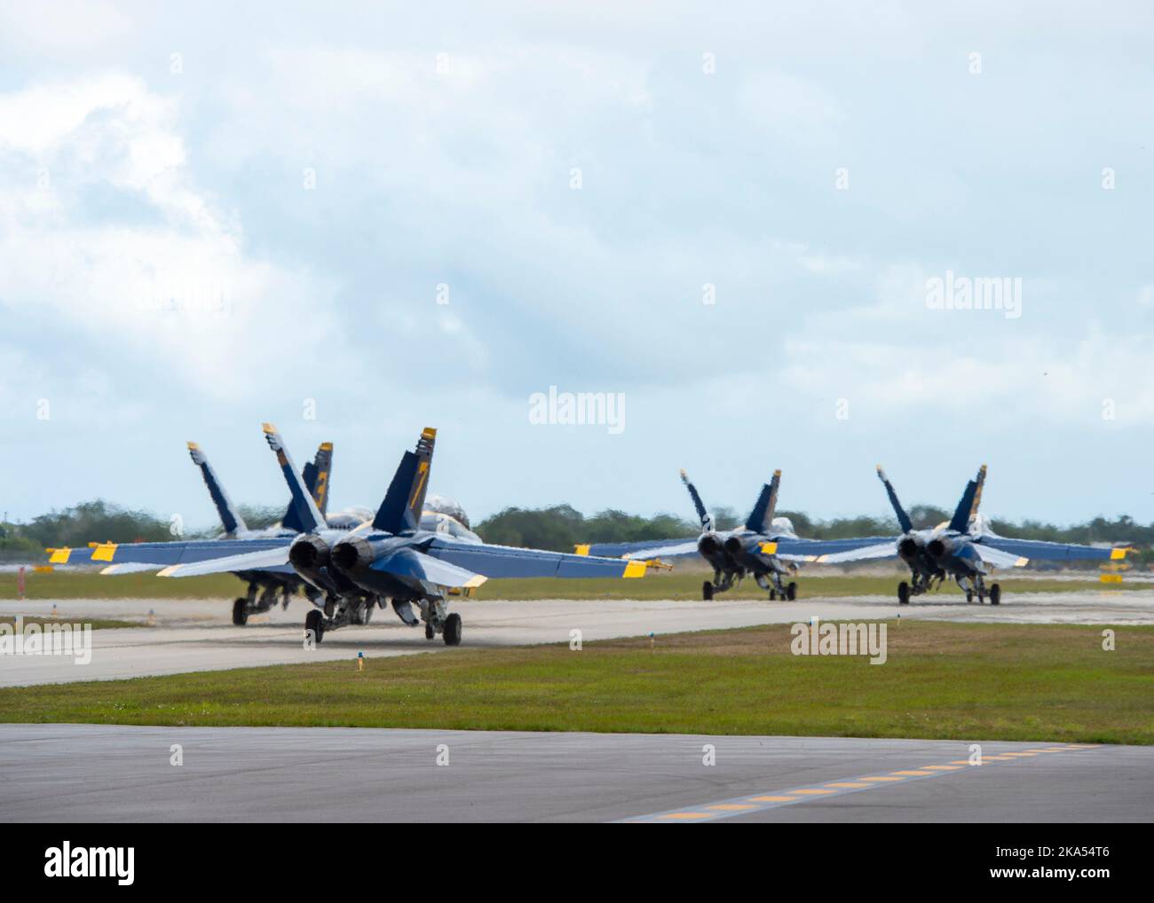 VERO BEACH, Florida (28 aprile 2022) lo Squadrone dimostrativo di volo della Marina, il taxi Blue Angels giù la linea di volo durante il vero Beach Air Show. I Blue Angels effettuano dimostrazioni di volo in 32 sedi in tutto il paese per mostrare al pubblico americano l'orgoglio e la professionalità della Marina militare e del corpo dei Marine. (STATI UNITI Foto Navy di MC1 Cody Deccio/rilasciato) Foto Stock