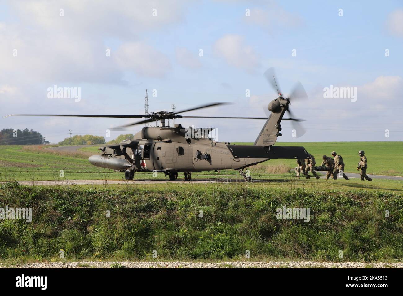 Air Defenders da 5th battaglione, 4th Air Defense Artillery ha condotto un'esercitazione culminante sul campo con i loro sistemi legacy Avenger e New Mansion Short Range Air Defense presso Grafenwoehr Training Area in Germania dal 17 al 21 ottobre 2022. Questo FTX ha offerto a ciascun plotone l'opportunità di reagire alle tecniche di simulazione di contatto, movimento e manovra. Durante l'esercizio Air Defenders ha anche condotto l'estrazione di un veicolo bloccato, richiamando una richiesta di evacuazione medica a 9 linee, evacuando il personale in aria, navigando in condizioni di scarsa visibilità e rispondendo al fuoco nemico. Foto Stock