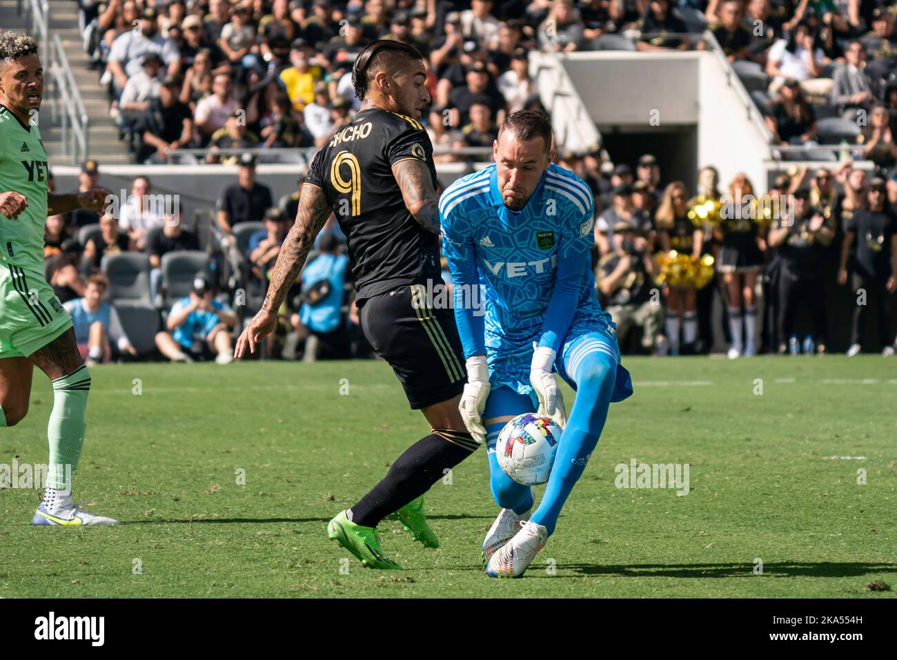 Il portiere dell'Austin FC Brad Stover (1) ottiene il possesso contro il forward del Los Angeles FC Cristian Arango (9) durante la partita finale della MLS Western Conference Foto Stock